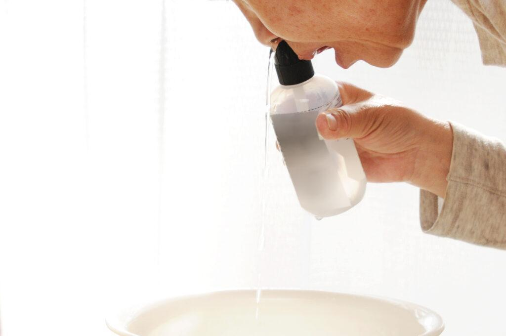 鼻うがいで水が耳に入った場合の対処法とは？抜き方や対策についても解説